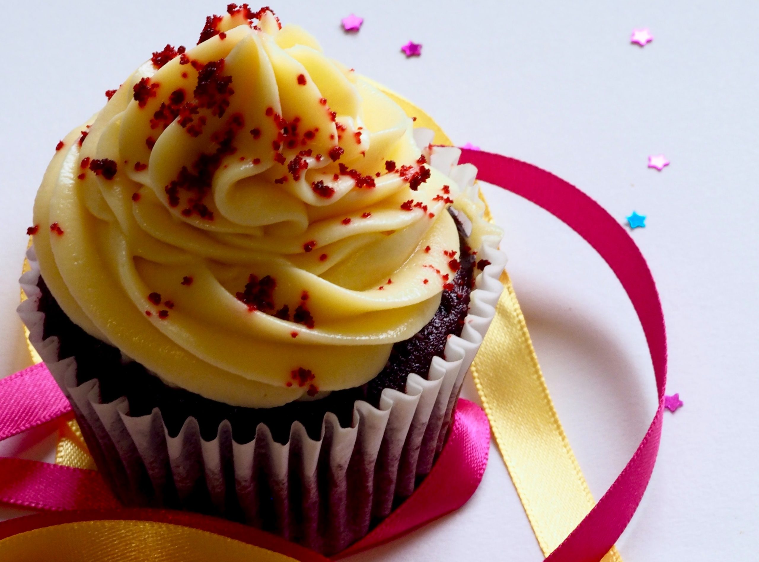chocolate-cupcake-with-white-and-red-toppings-913136