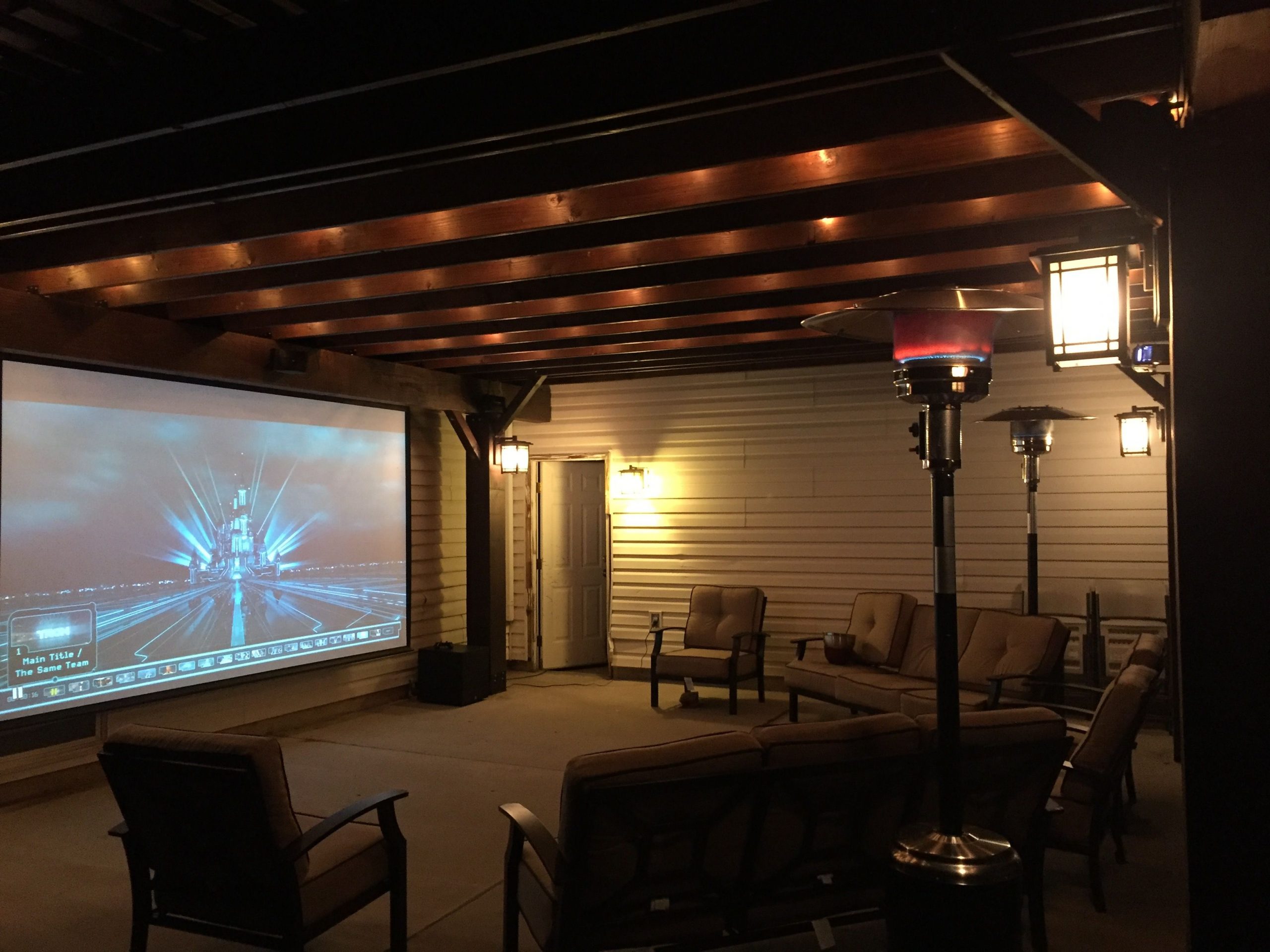 Vital Factors to Consider While Buying Outdoor Projector Screen