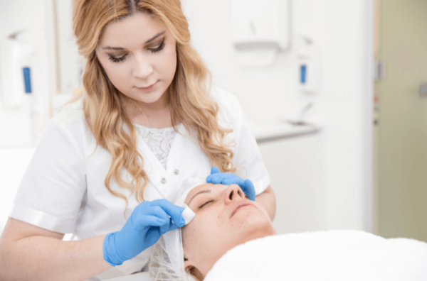 What is the Difference Between a Skin Specialist and a Dermatologist?
